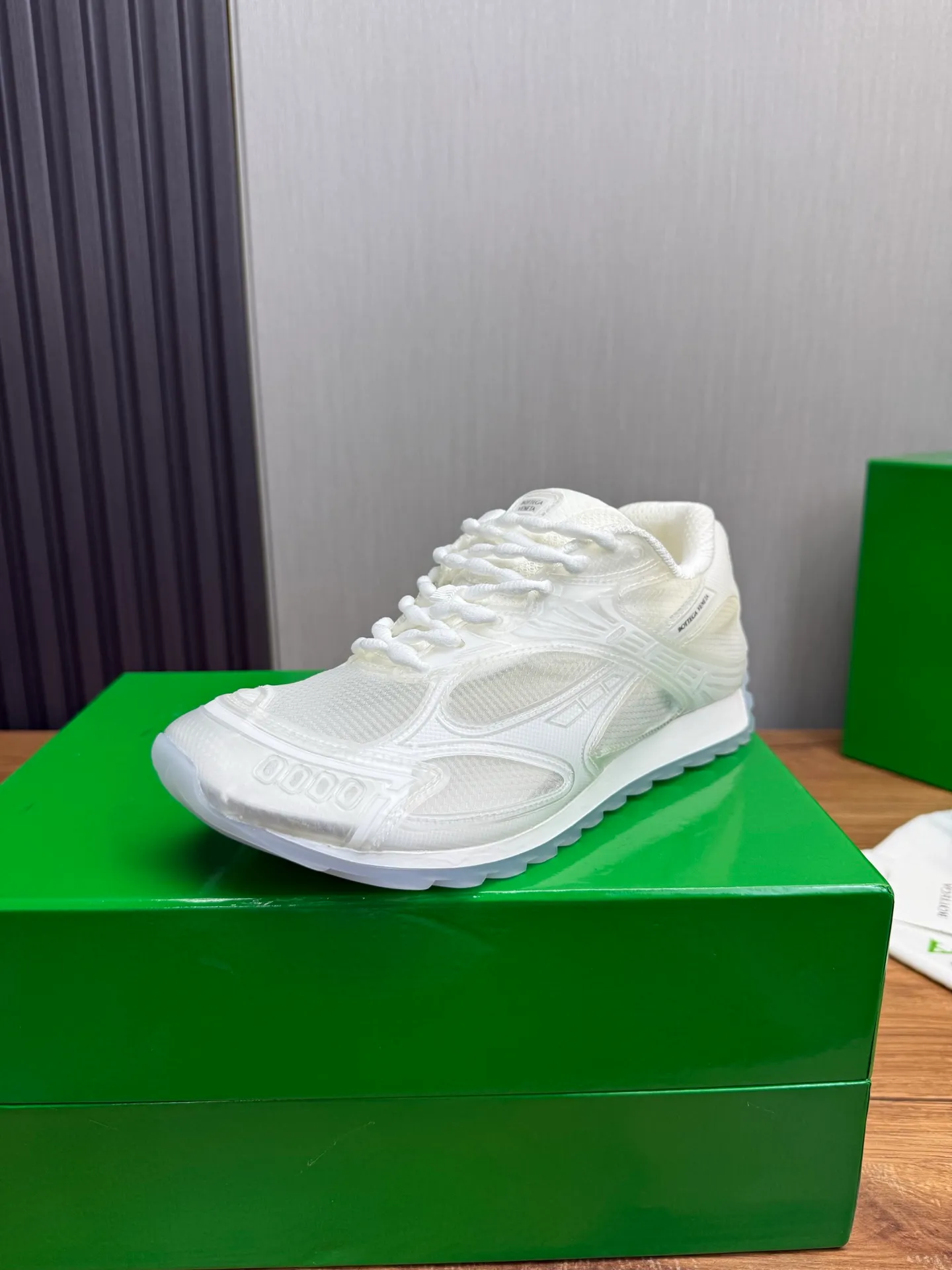 Men's men's shoes 💰620💰 BV top version 𝘽𝙊𝙏𝙏𝙀𝙂𝘼 𝙑𝙀𝙉𝙀𝙏𝘼 Orbit sneakers Wang Yibo same style couple style dad shoes 🩷💚 Runner sneakers, made of lightweight technical mesh fabric. Features a geometric patterned rubber outsole. Pay attention to the package craftsmanship ❕ High version shipping ❗️ Very nice, durable to play with and durable to make ✔️ Standard version 💯💯 The outsole is made of color-blocked TPU outsole. Women’s model 35-41 (40 41 customized) Men’s model 39-46 (45.46 customized) Equipped with original packaging